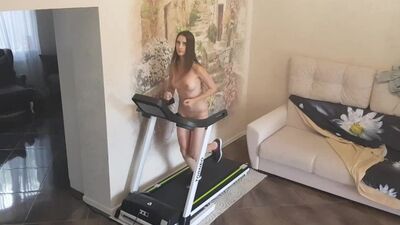 Голая девушка на беговой дорожке