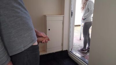Публичная дрочка. Показывает член соседке, которая сначала записывает меня, но потом дрочит и сосет
