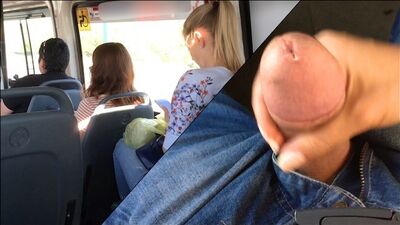 Публично дрочит мне член в автобусе, ей нравится!