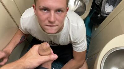 В поезде отвел меня в туалет и трахнул в рот