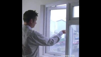 Это стекло превращается из прозрачного в непрозрачное за считанные секунды