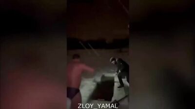 В Гатчине во время крещенских купаний утонула женщина. Её моментально затянуло под лед и найти тело не смогли. Злой Ямал