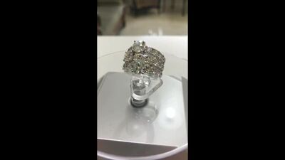Элегантное кольцо из белого золота с тремя бриллиантами 1.15 ct, 0.9 ct, 0.7 ct, в обрамлении меньших бриллиантов общим весом 3