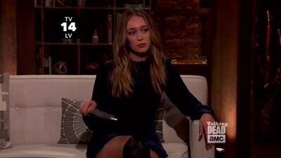 Алисия Дебнем Кери играет ножом-бабочкой на шоу «Talking Dead»