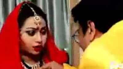Baap ne nai bahu se manaya suhagrat