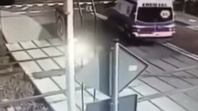 Авария поезда и скорой помощи. Лучше бы он сдал назад