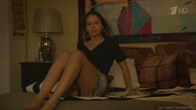 Аксенова засветила трусики в короткой юбке в сериале "Бывшие" 2018 года