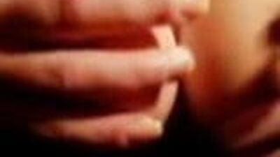 Девушка играет с ее большими сиськами и огромными стоячими сосками перед ее вебкамерой в любительском видео