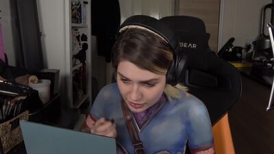 Стримерша Sophia «Djarii» White рисует на голой теле героя Warcraft