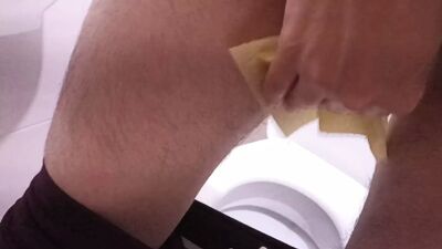 Юная девушка пошла в общий туалет, чтобы пописать и мастурбировать