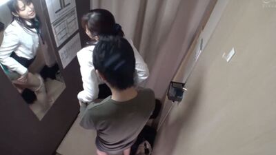Я попросил красивую продавщицу-милфу в примерочных помочь мне подшить мои штаны 