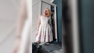 Нежная домашняя мастурбация в белом платье и страстный бурный оргазм
