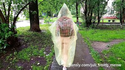 Девушка в плаще светит сиськами и задницей на улицах города