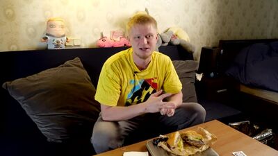 [oblomoff] Они положили ПРЕЗЕРВАТИВЫ в мои БУРГЕРЫ! ЗАЧЕМ?! Славный Обзор
