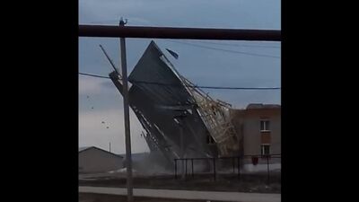 Порывами ветра сорвало крышу дома культуры в селе Боровка Самарской области, 22.04.2018