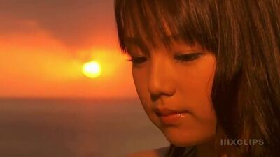 Ai Shinozaki - красивое видео, модель на пляже, на фоне захода солнца