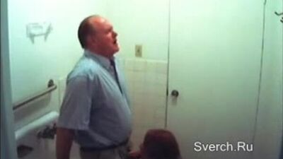 Минет в туалете шефу