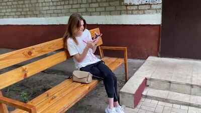 Познакомился и трахнул худую красивую соседку в подъезде. Отсосала в падике. домашнее видео. Секс минет в подъезде
