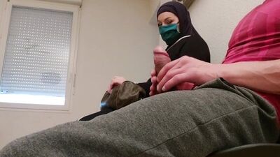 Дрочит член в очереде на прививку от коронавируса