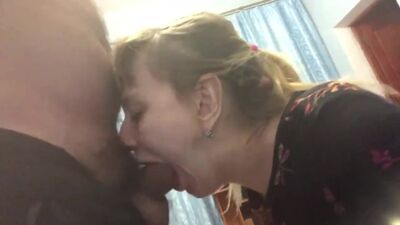 Дает член в рот подруге и спрашивает любит ли она хуй