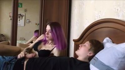 Пока родителей нет дома, парень со своей девушкой решили заняться сексом