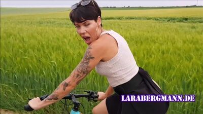 Езда и ебля в одном видео, дама в экстазе