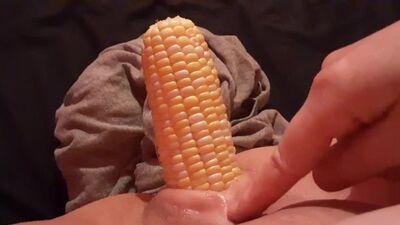 Увлажню кукурузу, своим писичным соком