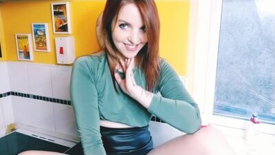 Её пальцы быстрее, чем любой член — и она это знает