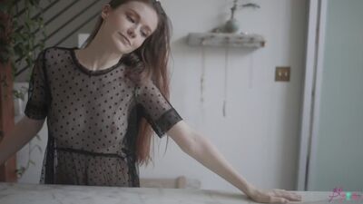 Молодая особа, дразнит своим телом