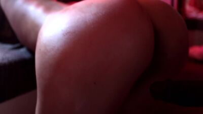 Её влага стекает на черные яйца, при каждом толчке