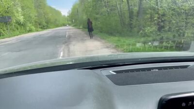 Она вся дрожит на заднем, а член не выходит ни на секунду