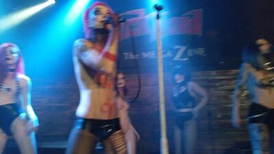 Grausame Töchter - Ficken ist ein schlimmes Wort Rockpalast Bochum – 02 12 2017 Голая на сцене