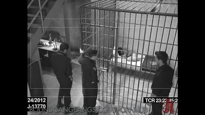 Толпой отъебали бабу в тюряге. Трахнули во все дыр и обкончали