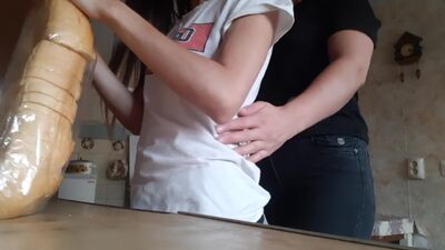 Трахнула её в гостях на кухне, пока никто не видел