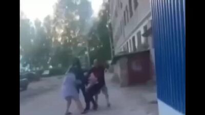 Избила и раздела парня