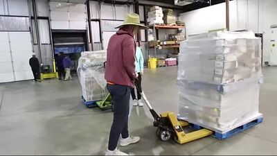 Раздача продуктов питания на сумму 1 000 000 долларов нуждающимся