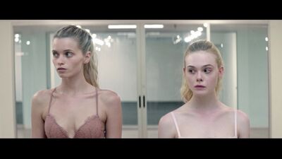 Jena Malone, Elle Fanning (nn), Abbey Lee, Bella Heathcote, Cody Renee Cameron Nude - The Neon Demon (2016) [HD 1080p WEB-DL]