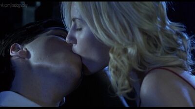 Элиша Катберт (Elisha Cuthbert) целуется в фильме "Соседка" (The Girl Next Door, 2004, Люк Гринфилд) 1080p