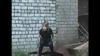 Баба писает за гаражами