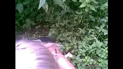 Молодая шлюшка сосет в кустах =>http://vk.com/club58355635