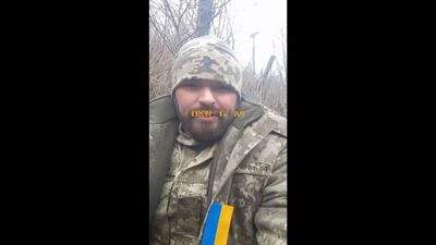 Неладно что-то в украинском королевстве. Некий боец ВСУ вовсю проклинает власть предержащих