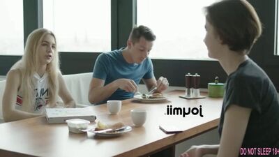 Russkaya-vpervye-zanimaetsya-seksom_720p