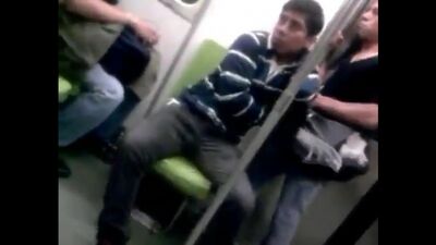 Трогает незнакомцу член в метро