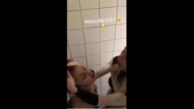 Горячие лесби в туалете ебут друг друга