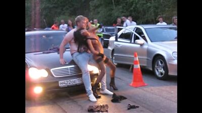Стриптиз на дороге