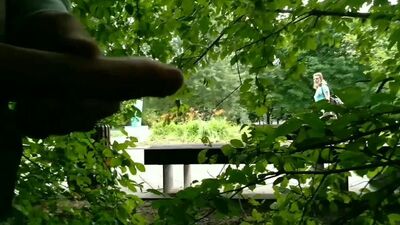 Дрочит член в кустах. спалила
