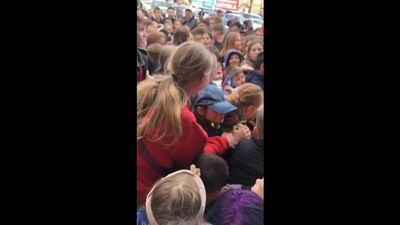Дети всегда копируют родителей. Бесплатная раздача мороженого в Комсомольске-на-Амуре закончилась давкой 1