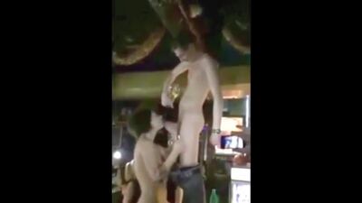 Отсосала в клубе. Прикол секс минет сосет ночной клуб секс