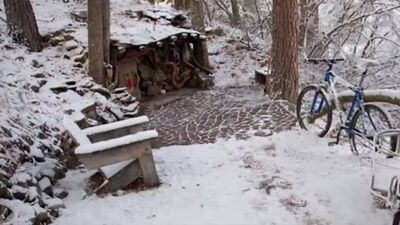 Мужчина ушел жить в лес и построил с виду обычную землянку, но то что внутри просто поражает!