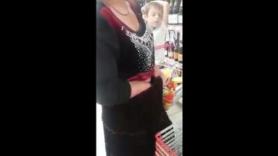 Цыганка наворовала продуктов и спрятала их в своей юбке